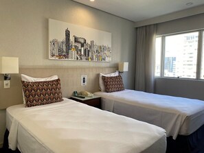 Suite ejecutiva, 2 camas individuales | Minibar, caja de seguridad en la habitación y escritorio 