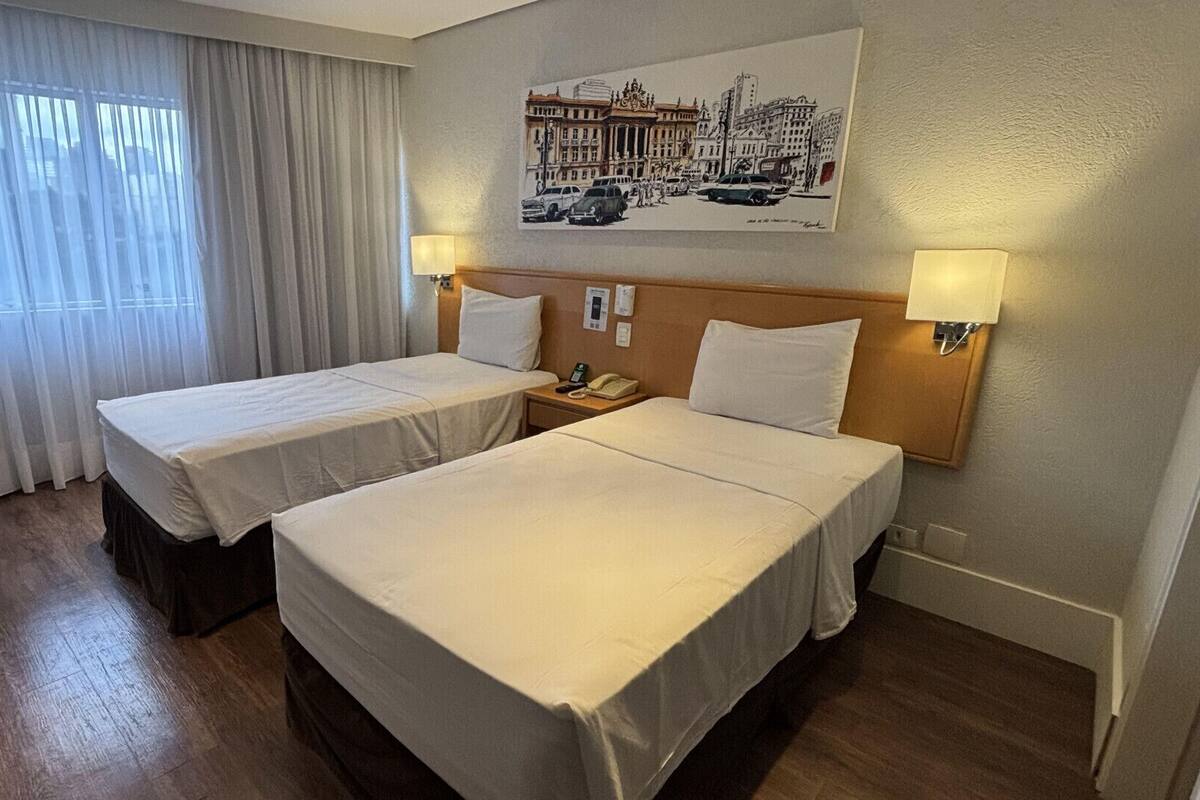 Bar mini, peti besi dalam bilik, meja, langsir/tirai gelap terus