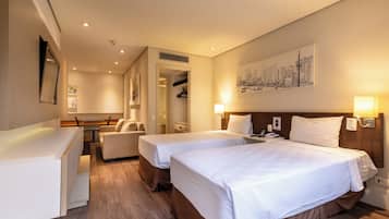 Quarto luxo, 2 camas de solteiro | Frigobar, cofres nos quartos, escrivaninha, cortinas blackout