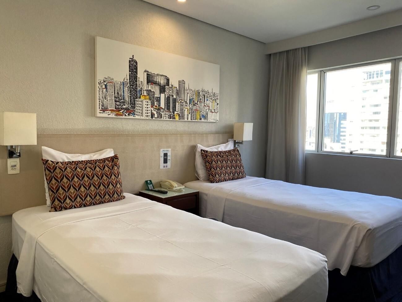 Bar mini, peti besi dalam bilik, meja, langsir/tirai gelap terus 