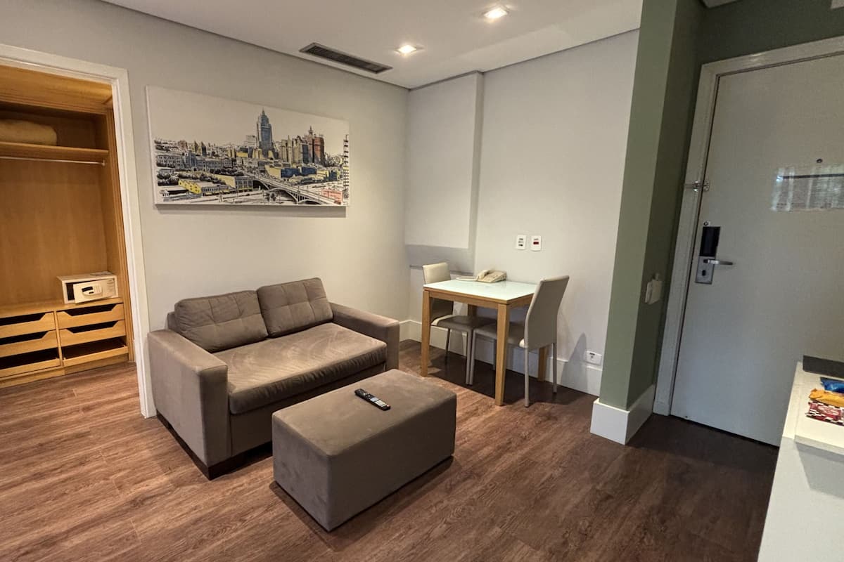 Bar mini, peti besi dalam bilik, meja, langsir/tirai gelap terus