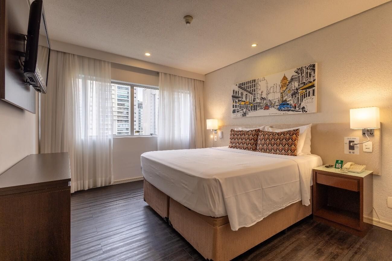 Bar mini, peti besi dalam bilik, meja, langsir/tirai gelap terus 