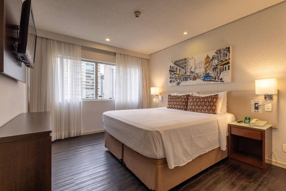 Bar mini, peti besi dalam bilik, meja, langsir/tirai gelap terus