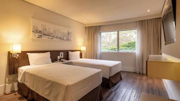 Phòng Deluxe, 2 giường đơn | Minibar, két bảo mật tại phòng, bàn, màn/rèm cản sáng