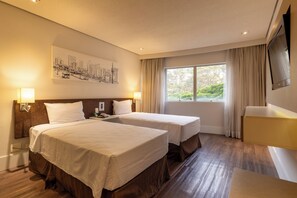 Phòng Deluxe, 2 giường đơn | Minibar, két bảo mật tại phòng, bàn, màn/rèm cản sáng 