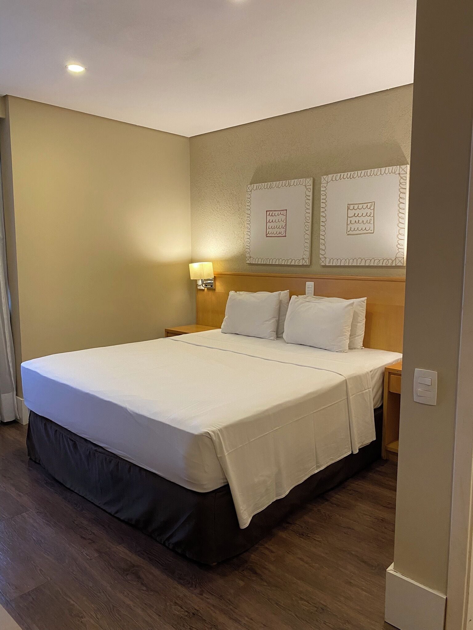 Chambre Supérieure, 1 lit double | Minibar, coffres-forts dans les chambres, bureau, rideaux occultants