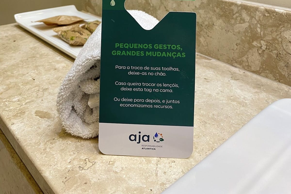 Minibar, safe på rommet, skrivebord og blendingsgardiner