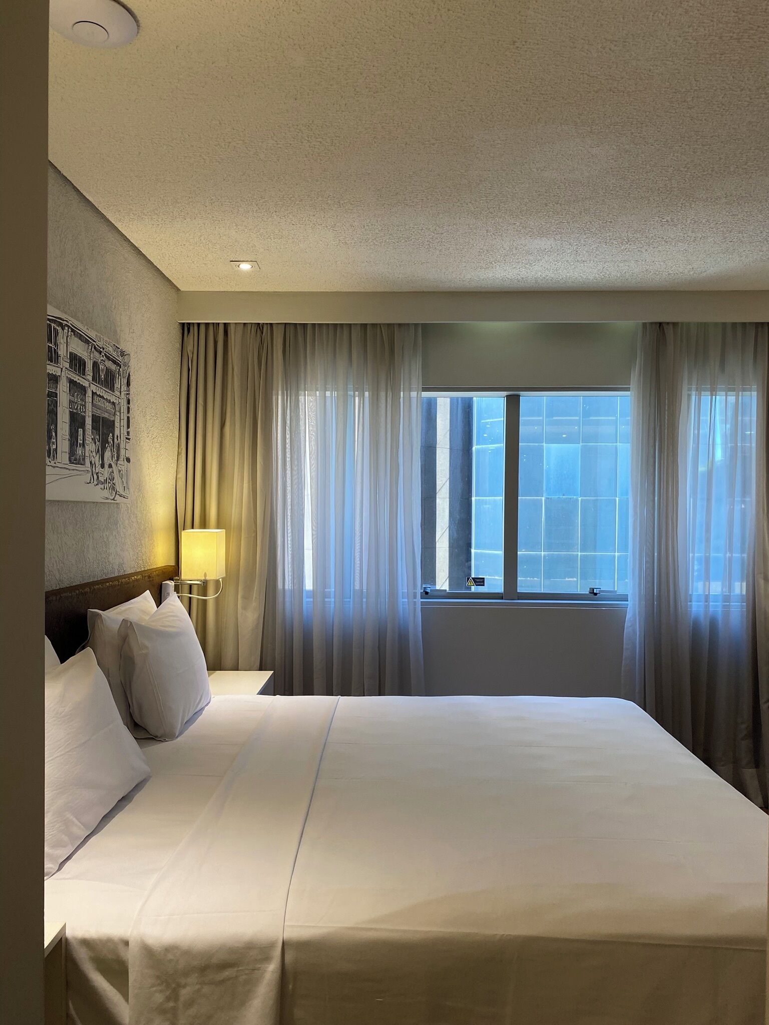 Chambre Deluxe, 1 lit double | Minibar, coffres-forts dans les chambres, bureau, rideaux occultants