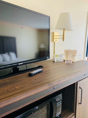 Een bureau, een laptopwerkplek, verduisterende gordijnen