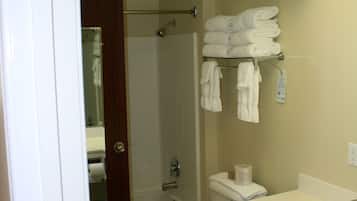 Une salle de bain avec un lavabo, un miroir et un porte-serviettes.