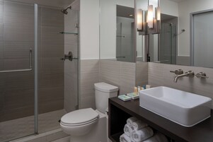 Bañera con ducha, secador de pelo, toallas