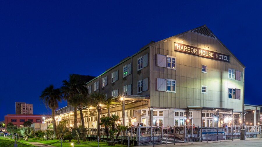 Harbor House Hotel and Marina at Pier 21