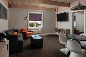 Svíta - 1 stórt tvíbreitt rúm - reyklaust | Ofnæmisprófaður sængurfatnaður, skrifborð, straujárn/strauborð