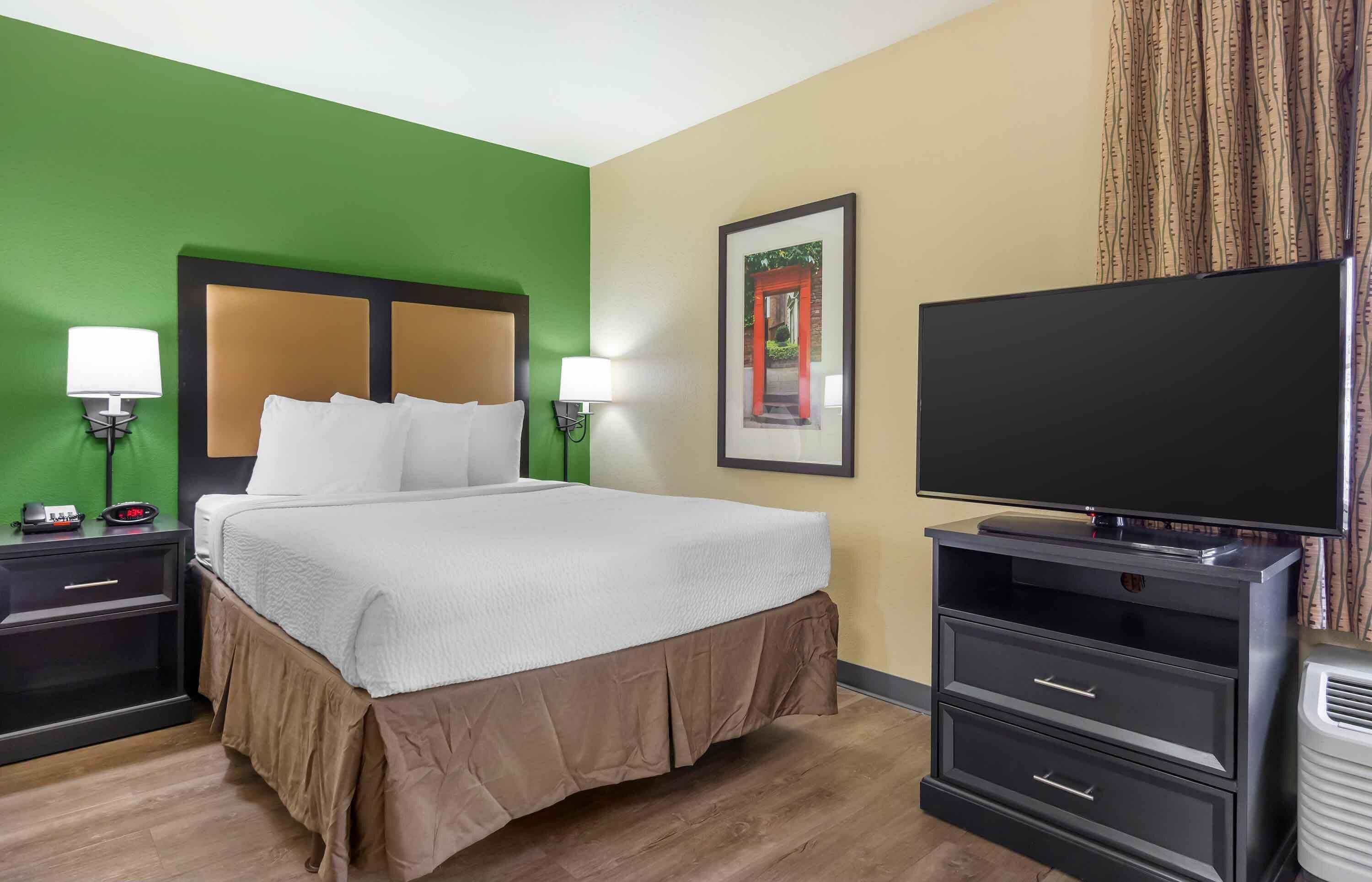 Deluxe Studio, 1 Queen Bed with Sofa bed, Non Smoking | Desk, iron/ironing board, WiFi (free), bed sheets