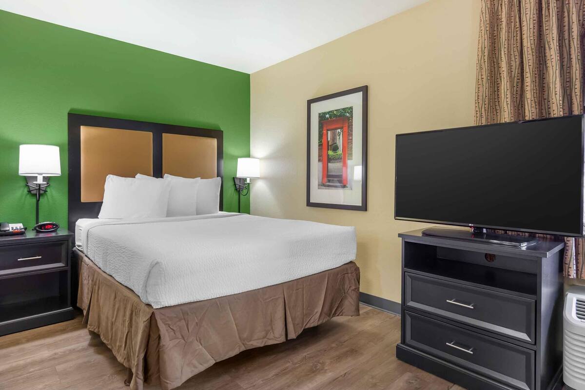 Deluxe Studio, 1 Queen Bed with Sofa bed, Non Smoking | Desk, iron/ironing board, WiFi (free), bed sheets