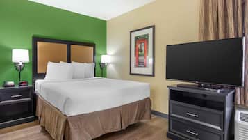 Deluxe Studio, 1 Queen Bed with Sofa bed, Non Smoking