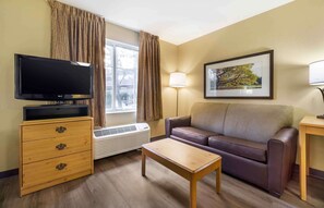Deluxe Studio, 1 Queen Bed with Sofa bed, Accessible, Non Smoking | Desk, iron/ironing board, free WiFi, bed sheets