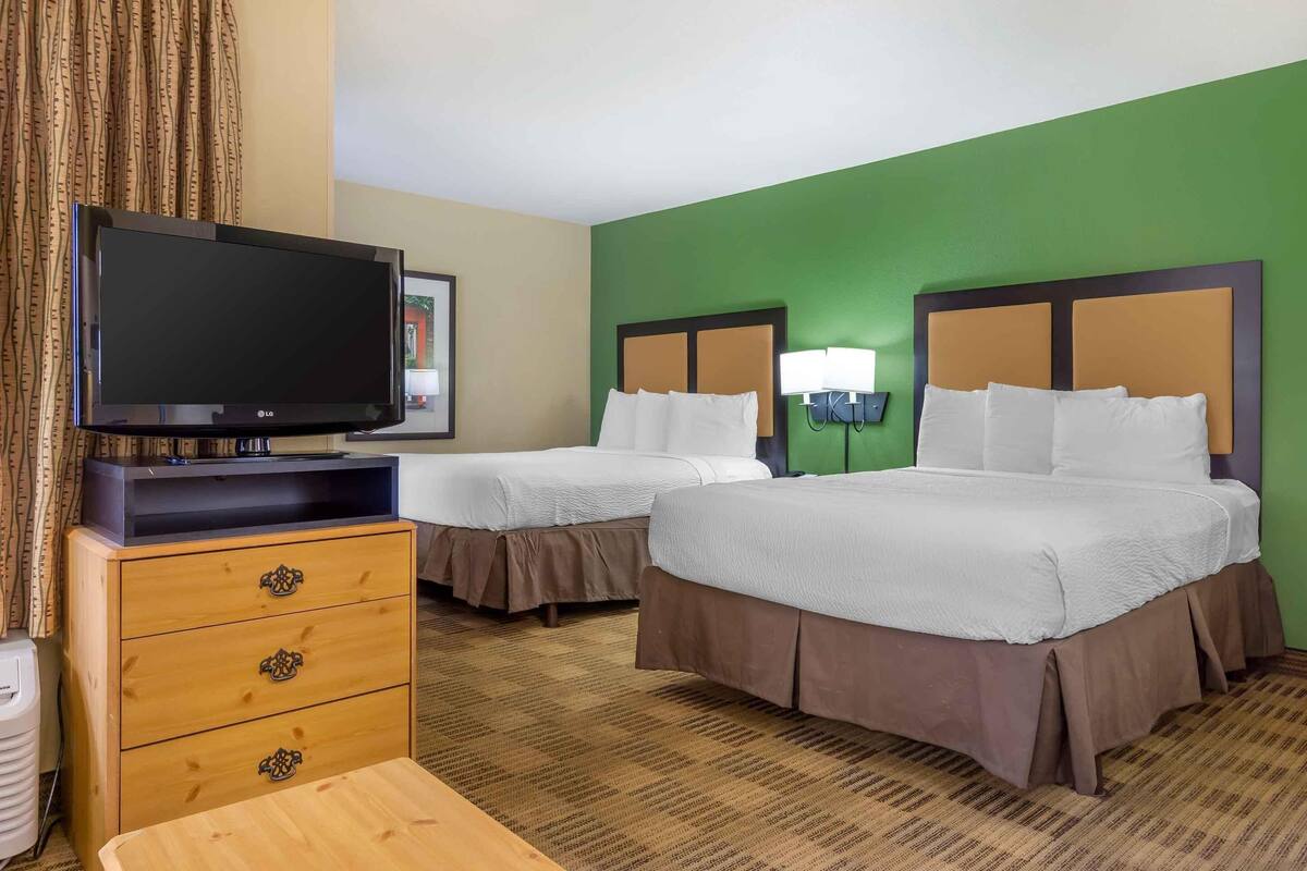Deluxe Studio, Multiple Beds, Non Smoking | Desk, iron/ironing board, WiFi (free), bed sheets
