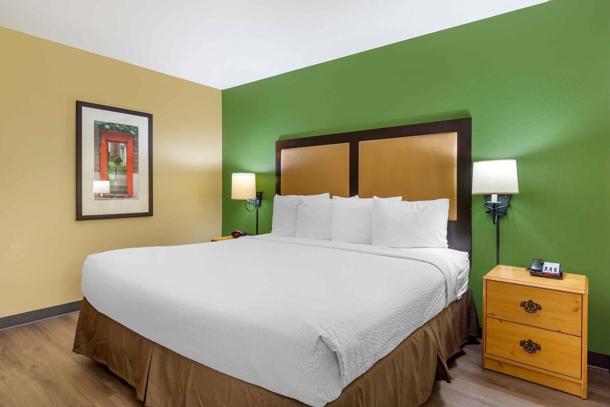 Deluxe Studio, 1 King Bed with Sofa bed, Non Smoking | Desk, iron/ironing board, WiFi (free), bed sheets