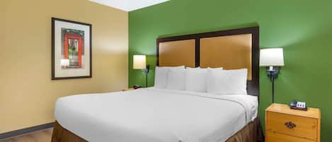 Deluxe Studio, 1 King Bed with Sofa bed, Non Smoking | Desk, iron/ironing board, WiFi (free), bed sheets