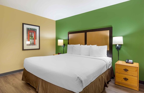 Deluxe Studio, 1 King Bed with Sofa bed, Non Smoking | Desk, iron/ironing board, WiFi (free), bed sheets