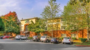 Un hôtel doté d’un parking et d’un bâtiment sur lequel on peut lire l’inscription « Extended Stay America ».