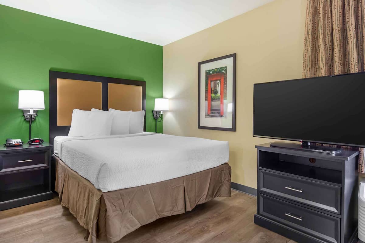 Deluxe-Studio, 1 Queen-Bett und Schlafsofa, Nichtraucher | Schreibtisch, Bügeleisen/Bügelbrett, kostenloses WLAN, Bettwäsche