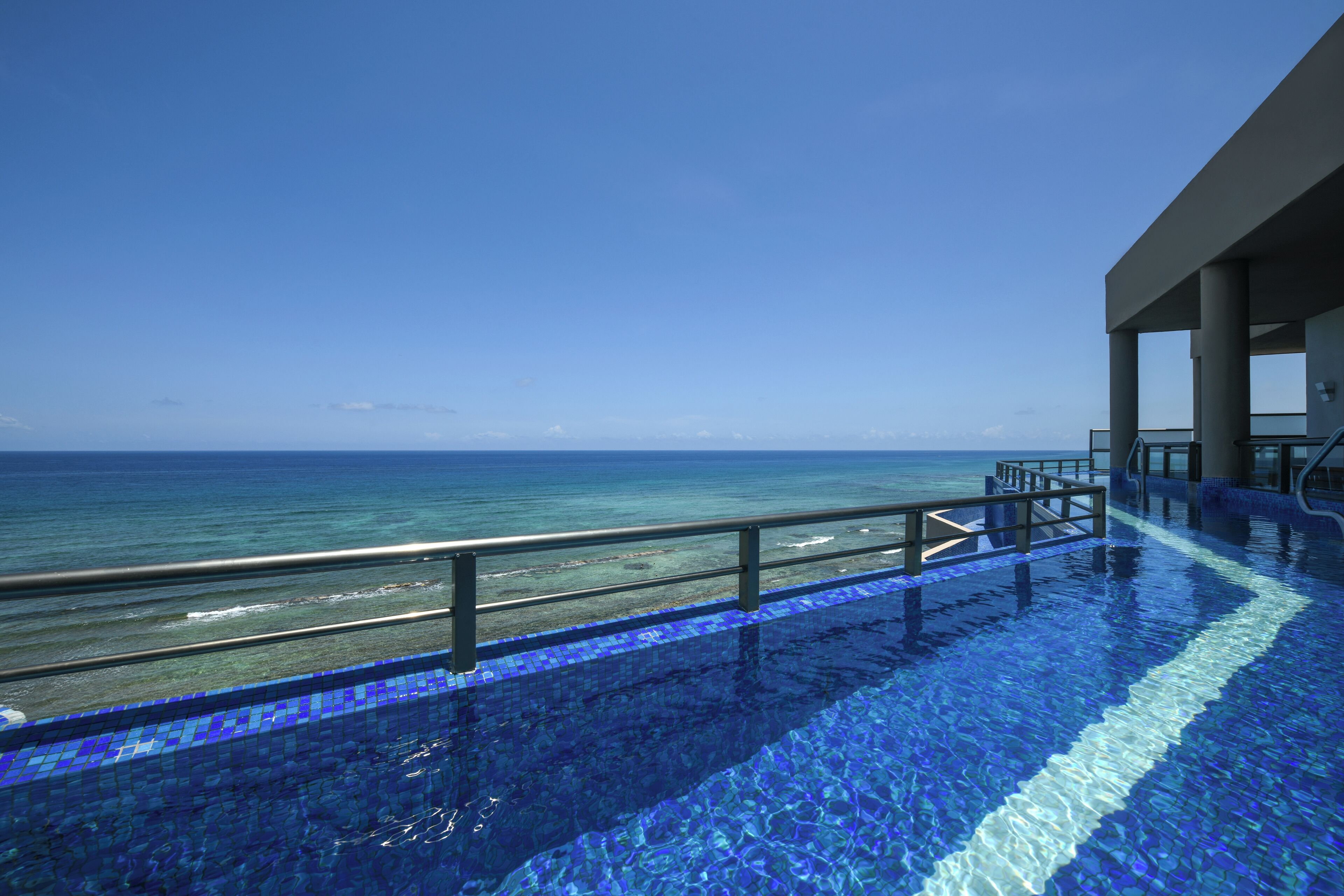 OCEANFRONT HONEYMOON SUITE | Living area | 30-inch Smart TV with cable channels