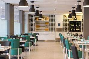 3 restaurants servant le petit déjeuner, le déjeuner et le dîner