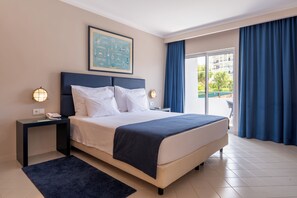 Suite Junior, vue piscine (2 Adults + 2 Children)