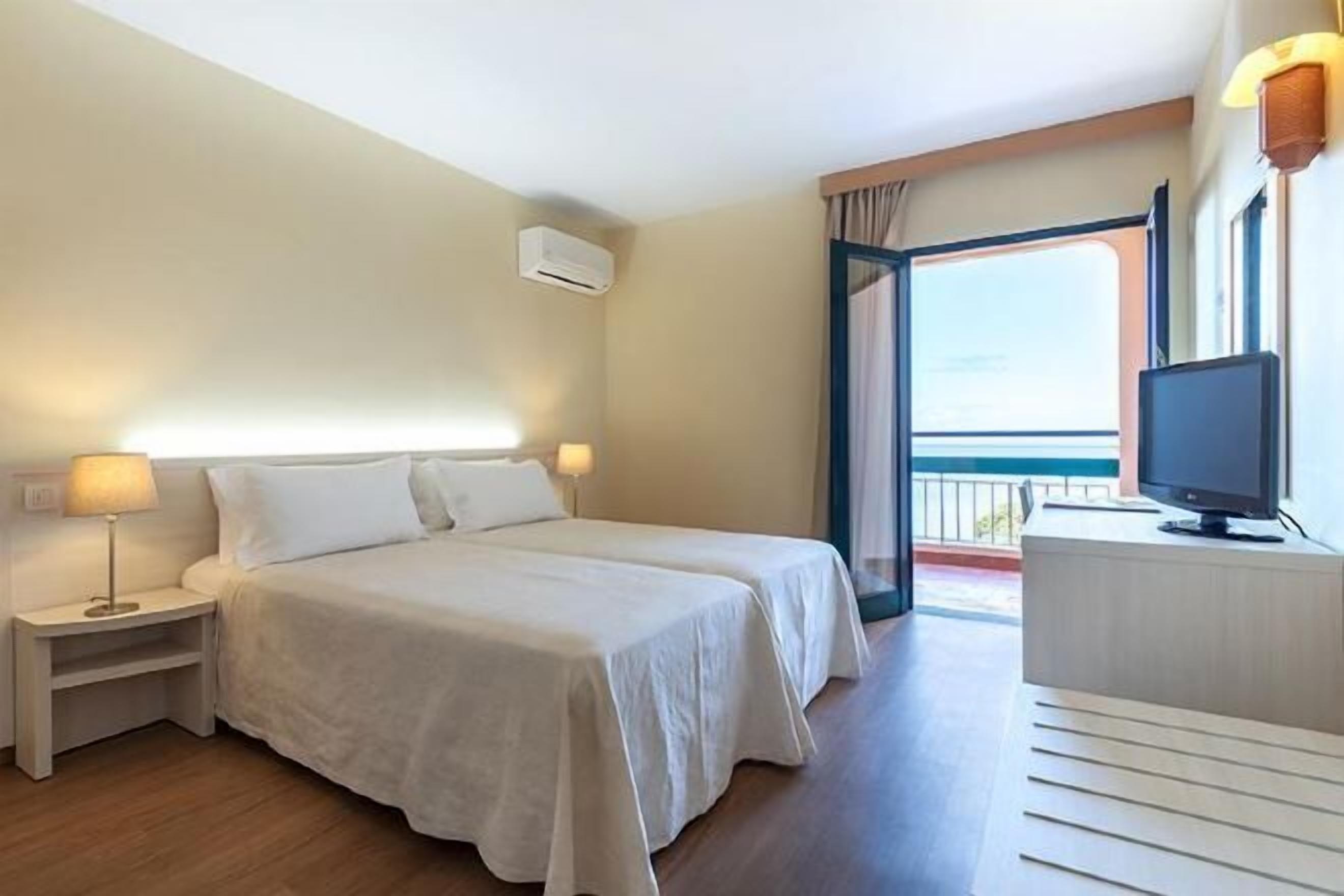 In-room safe, soundproofing, bed sheets