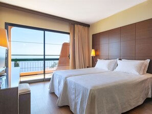 Apartamento superior, 1 quarto, vista para o mar | Cofres nos quartos, escrivaninha, quartos à prova de som