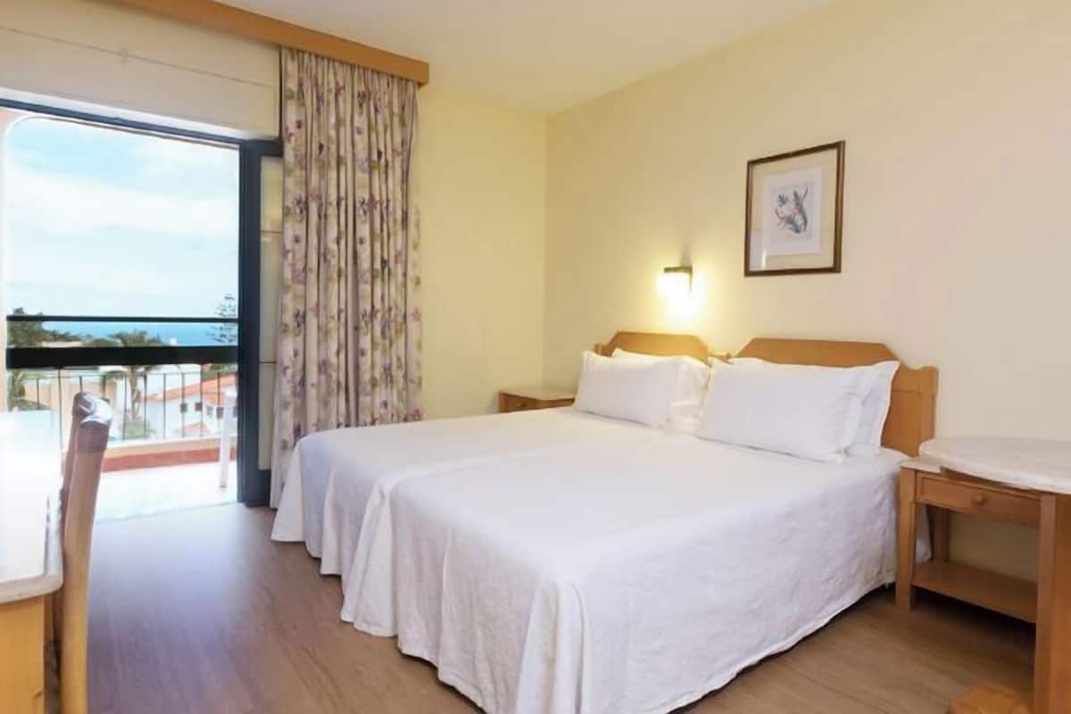 In-room safe, soundproofing, bed sheets