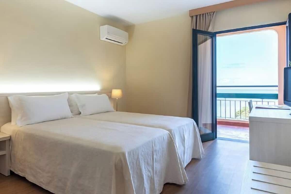 In-room safe, soundproofing, bed sheets