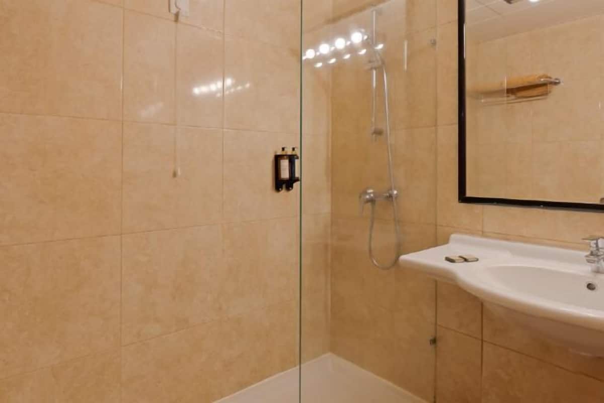 Combined shower/tub, rainfall showerhead, free toiletries, hair dryer