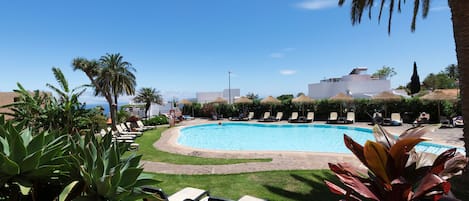 Una piscina cubierta, 2 piscinas al aire libre