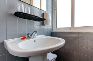 Combined shower/bathtub, free toiletries, towels