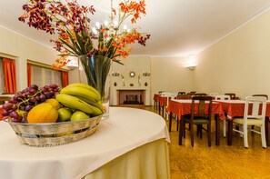 Café da manhã com buffet grátis todos os dias