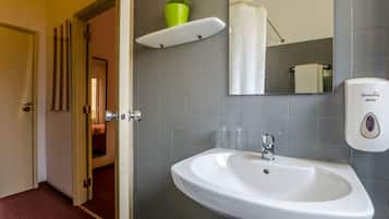 Combined shower/tub, free toiletries, towels
