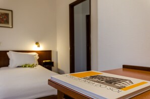 Escritorio, camas supletorias, wifi gratis y ropa de cama