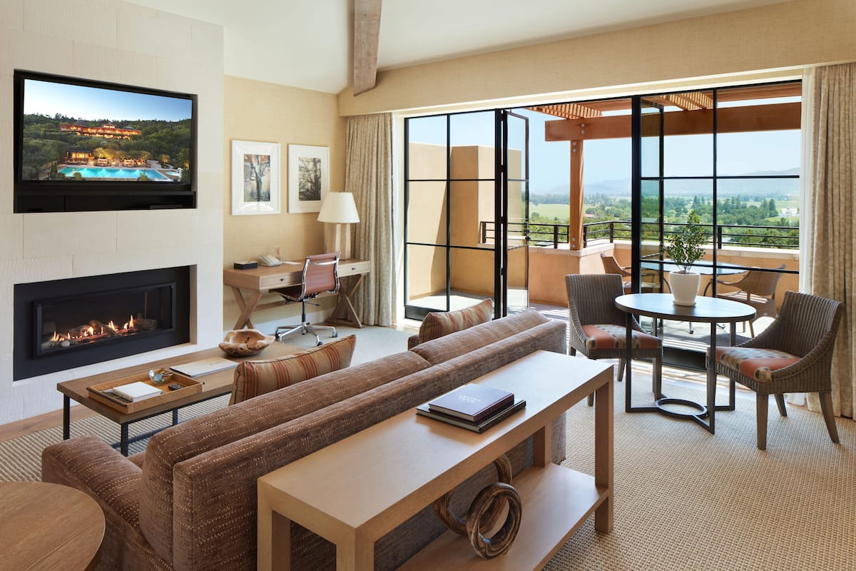 Deluxe Valley View Suite | Minibar, in-room safe, iron/ironing board, free WiFi