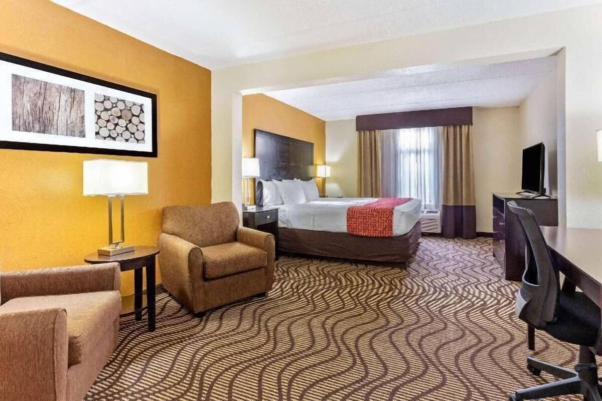 Pillow-top beds, desk, free WiFi, bed sheets