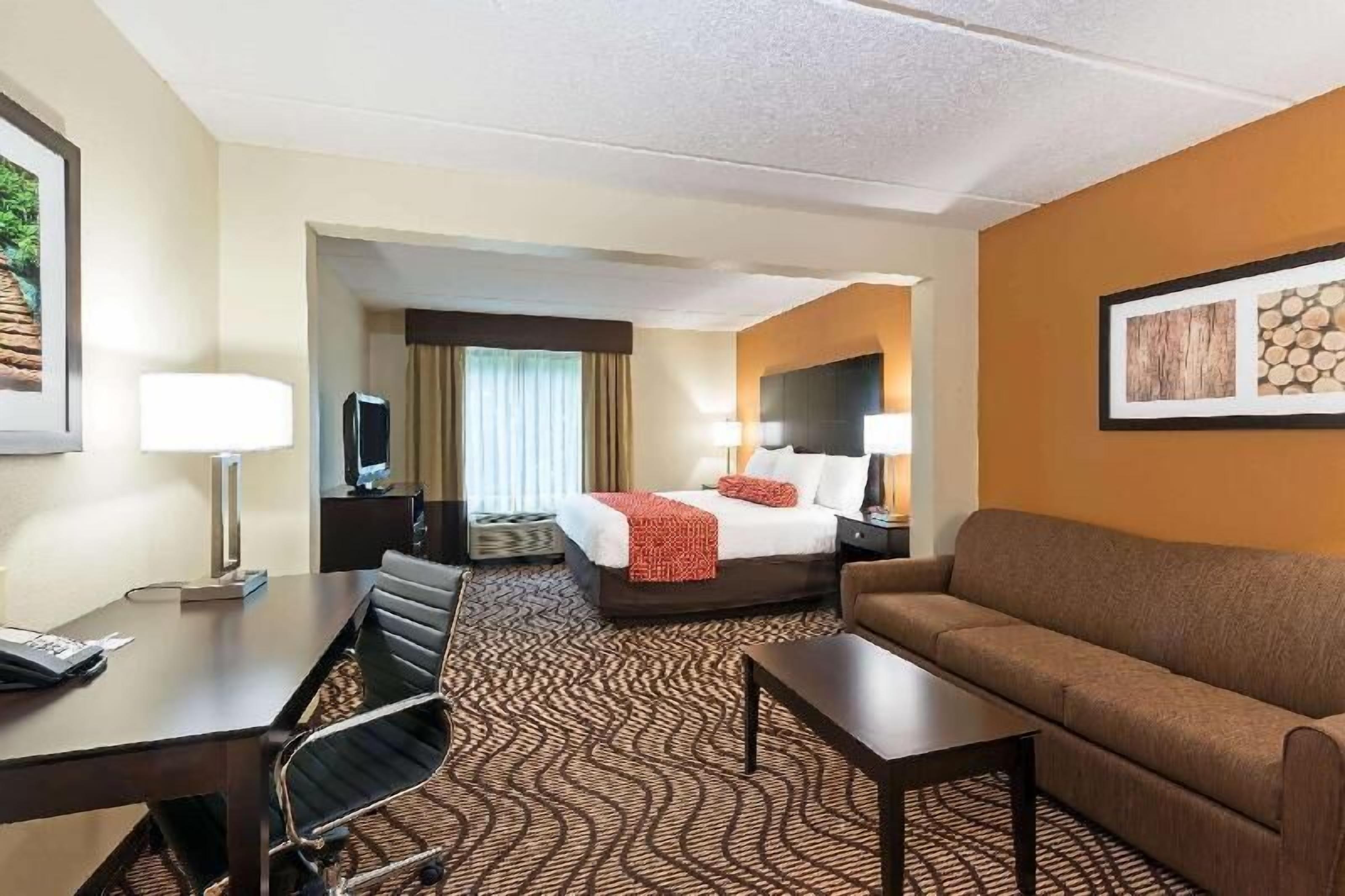Pillowtop beds, desk, free WiFi, bed sheets