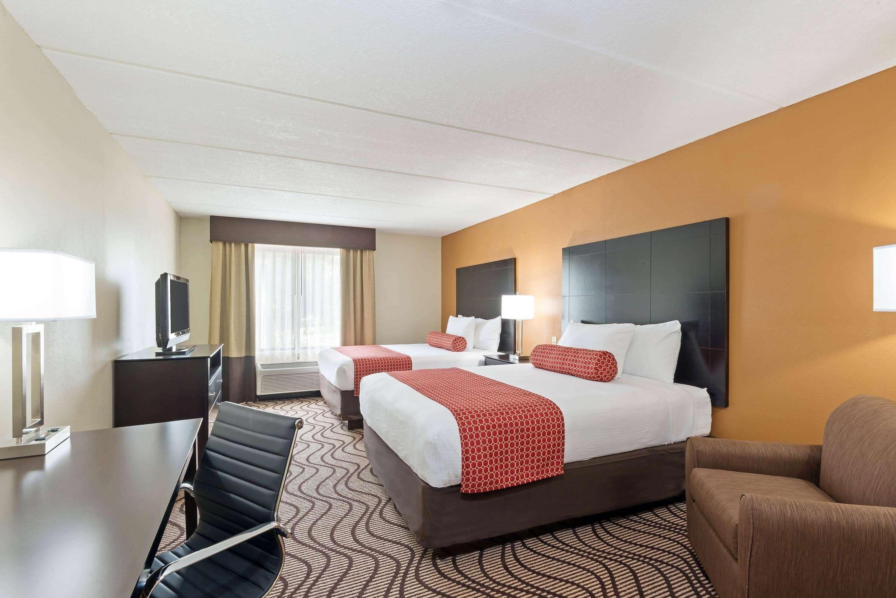 Pillowtop beds, desk, free WiFi, bed sheets