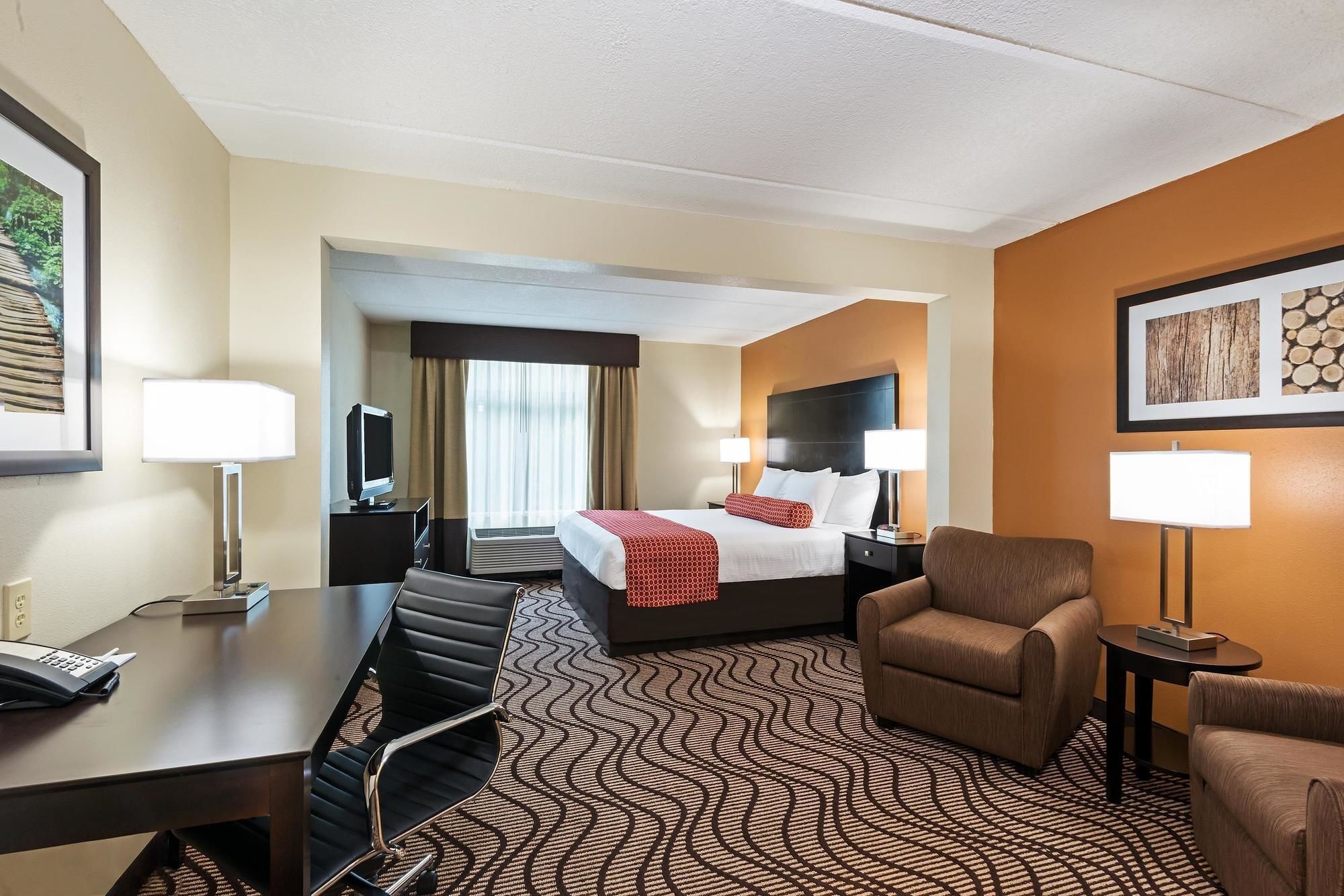 Pillowtop beds, desk, free WiFi, bed sheets