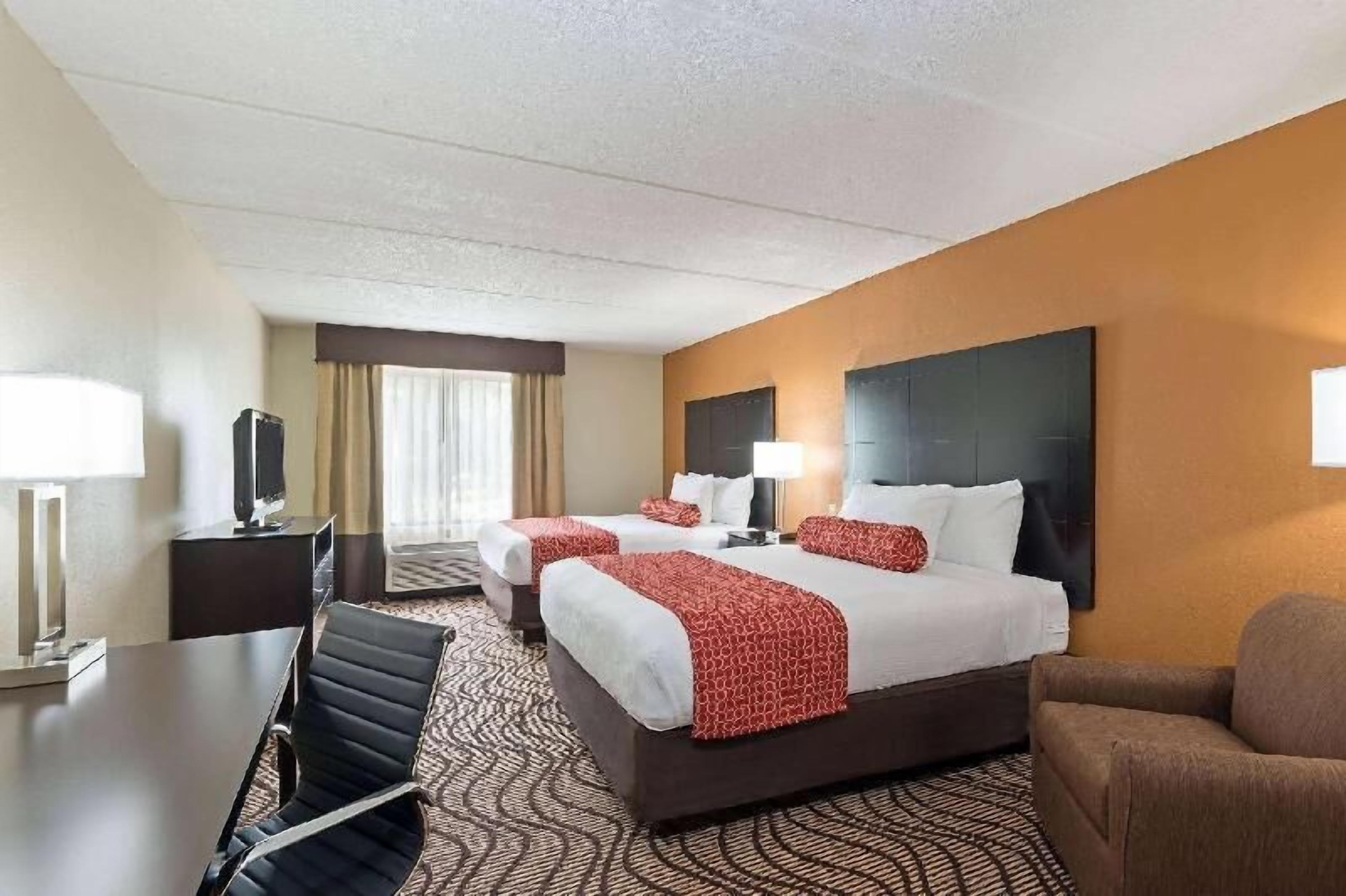 Pillowtop beds, desk, free WiFi, bed sheets