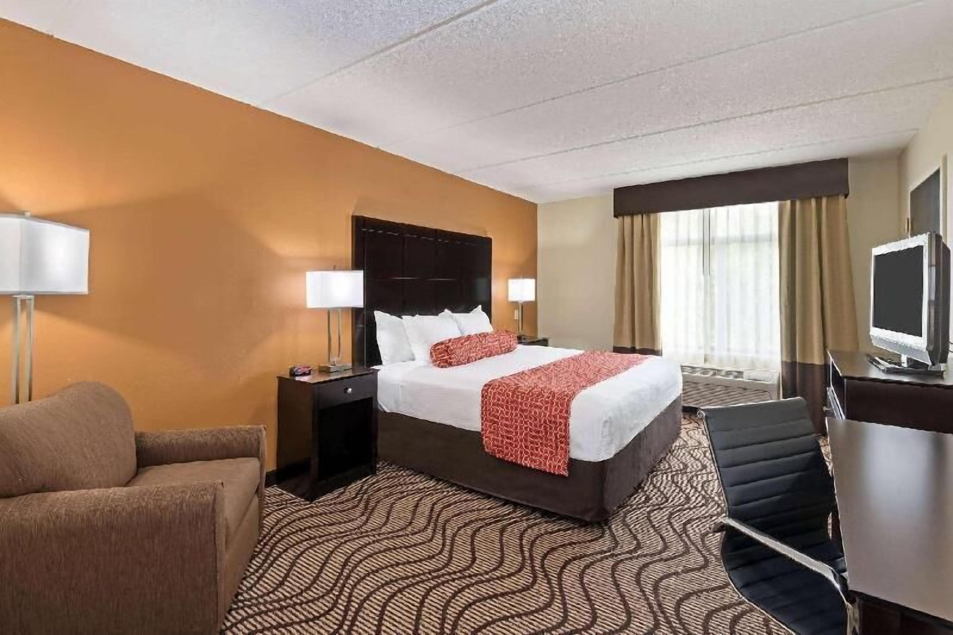 Pillowtop beds, desk, free WiFi, bed sheets
