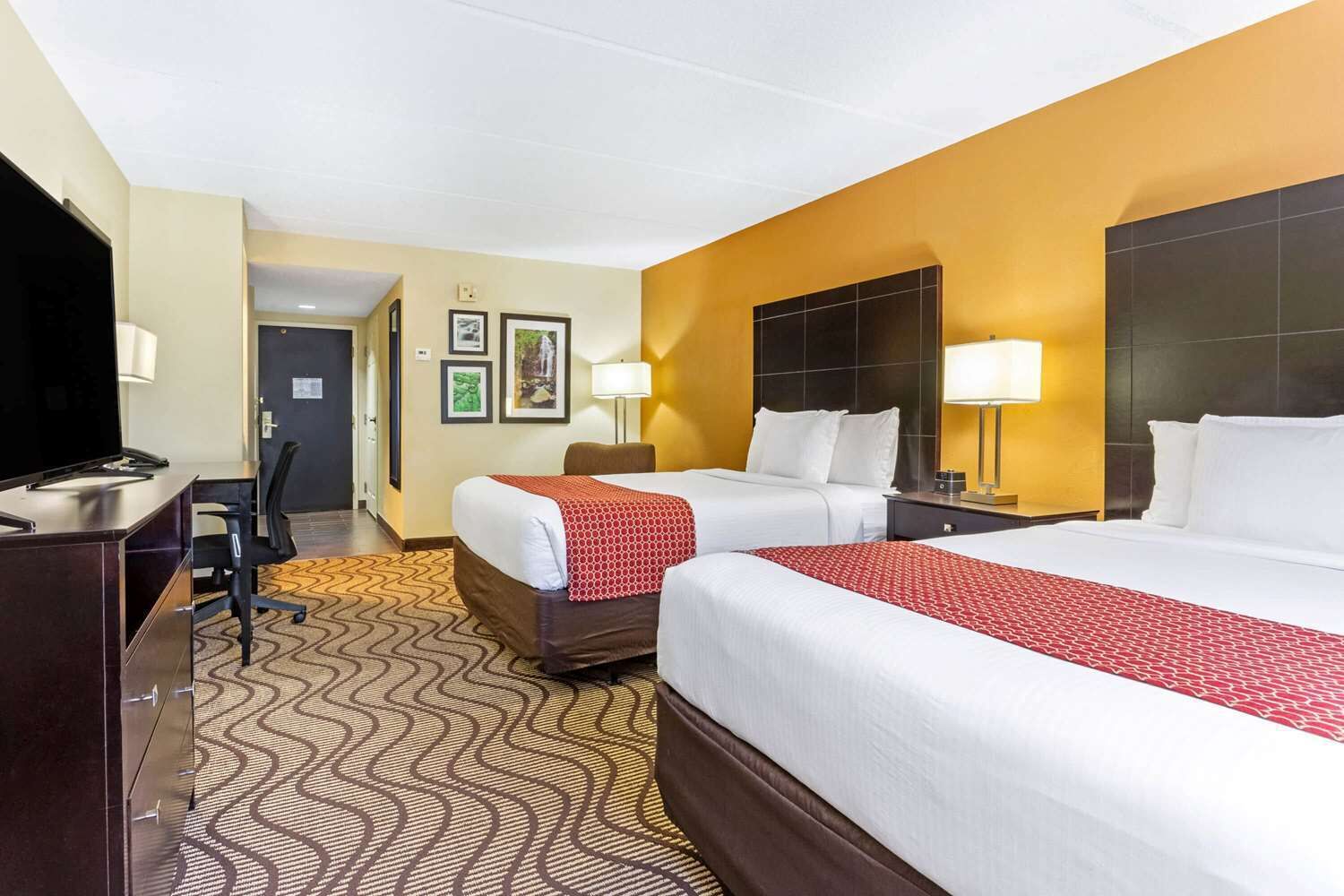 加厚床垫、办公桌、免费 WiFi、床单