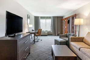 Suite, 1 cama King size y sofá cama, para no fumadores | Escritorio, espacio para trabajar con laptop y cortinas blackout 