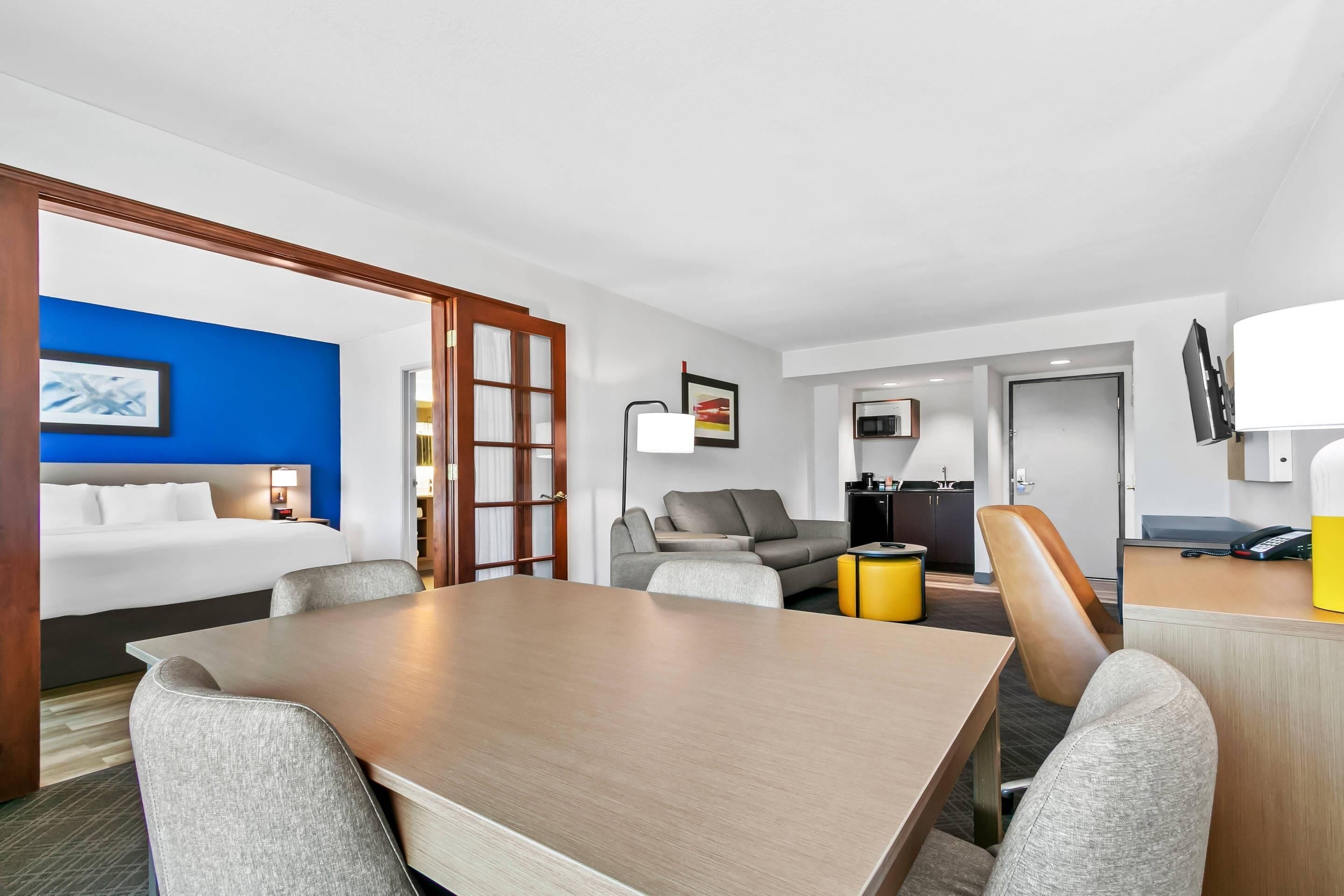 Suite - 1 kingsize-seng med sovesofa - ikke-ryger | Skrivebord, arbejdsområde til bærbare computere, mørklægningsgardiner